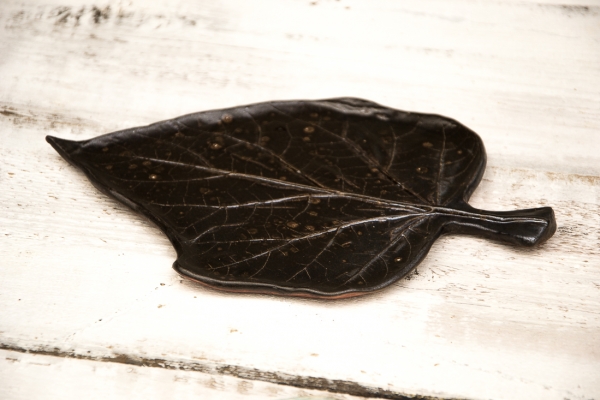 Тарелка кленовый лист черная