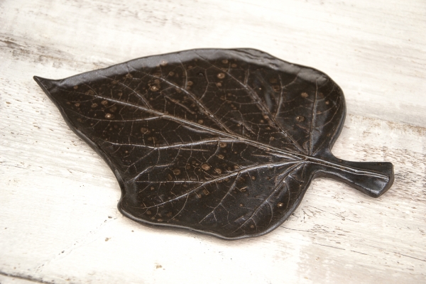 Тарелка кленовый лист черная